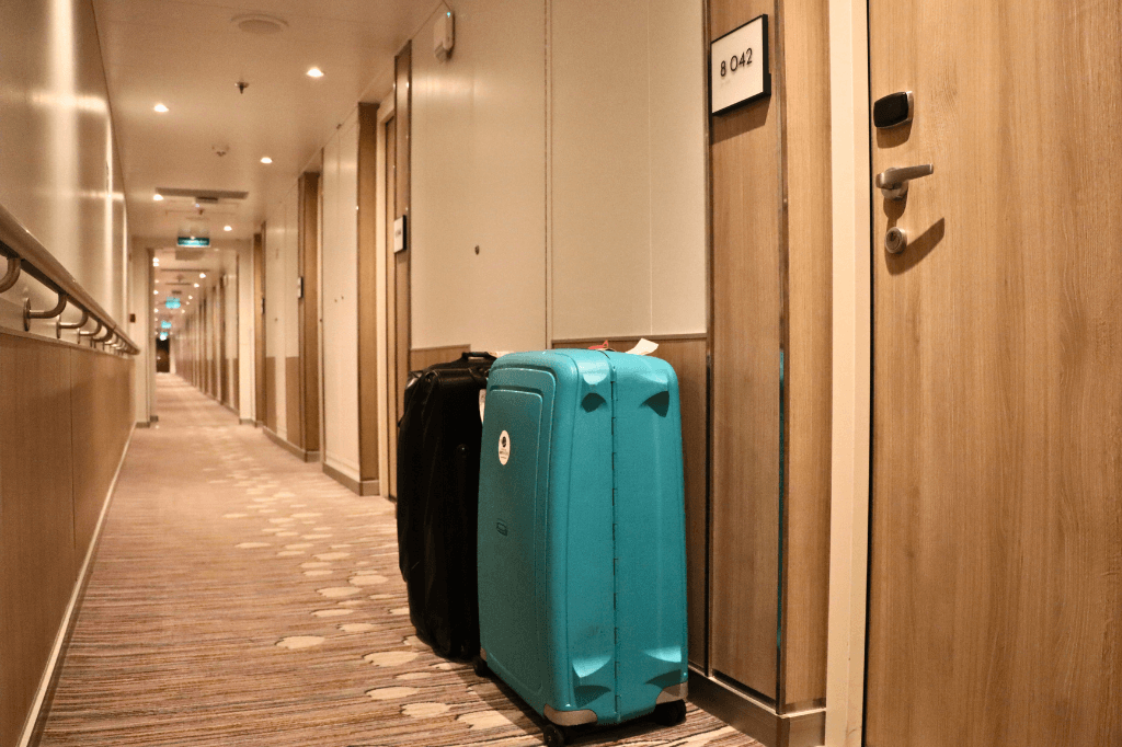 Op de laatste avond van je cruise zet je je koffer voor middernacht volledig ingepakt op de gang. Deze wordt voor je van boord gehaald en haal je eenmaal op de kade zelf weer op. Je gaat op de laatste dag met enkel je handbagage van boord.
