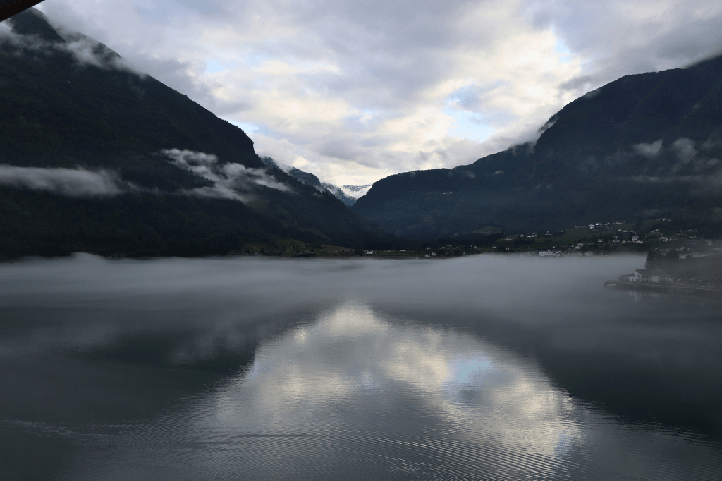 Skjolden ligt in het Lustrafjord, een zijarm van het Sognefjord