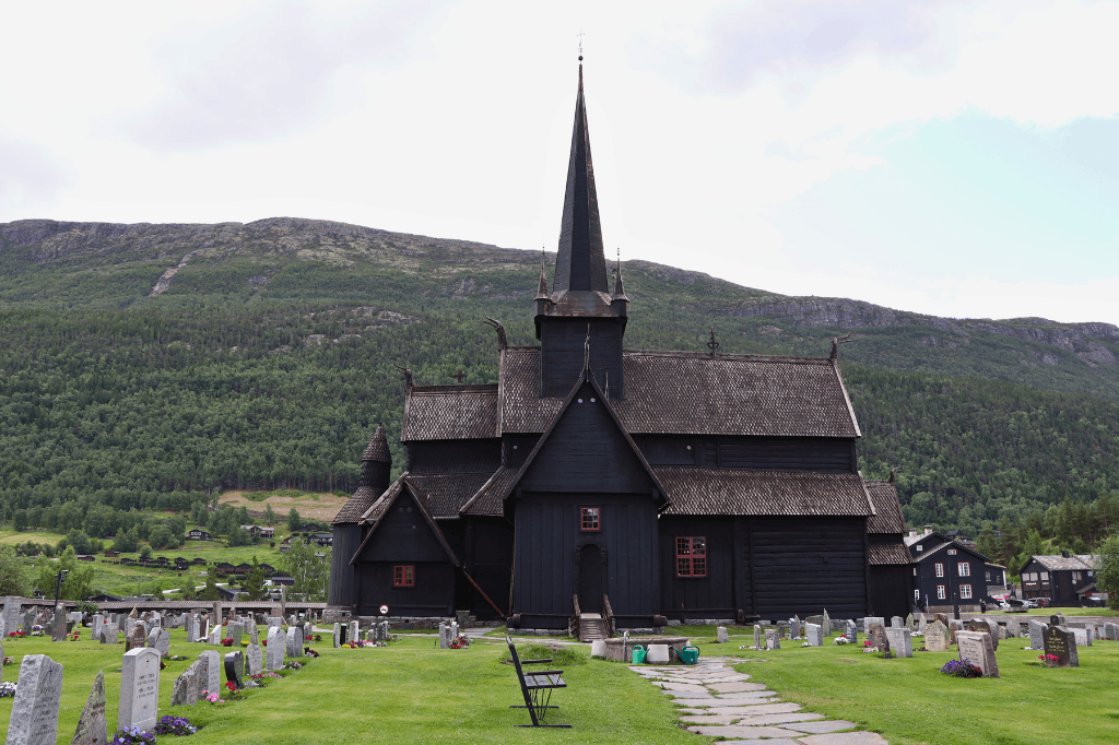 De houten staafkerk van Lom is goed te combineren met een bezoek aan Jotunheimen Nationaal Park