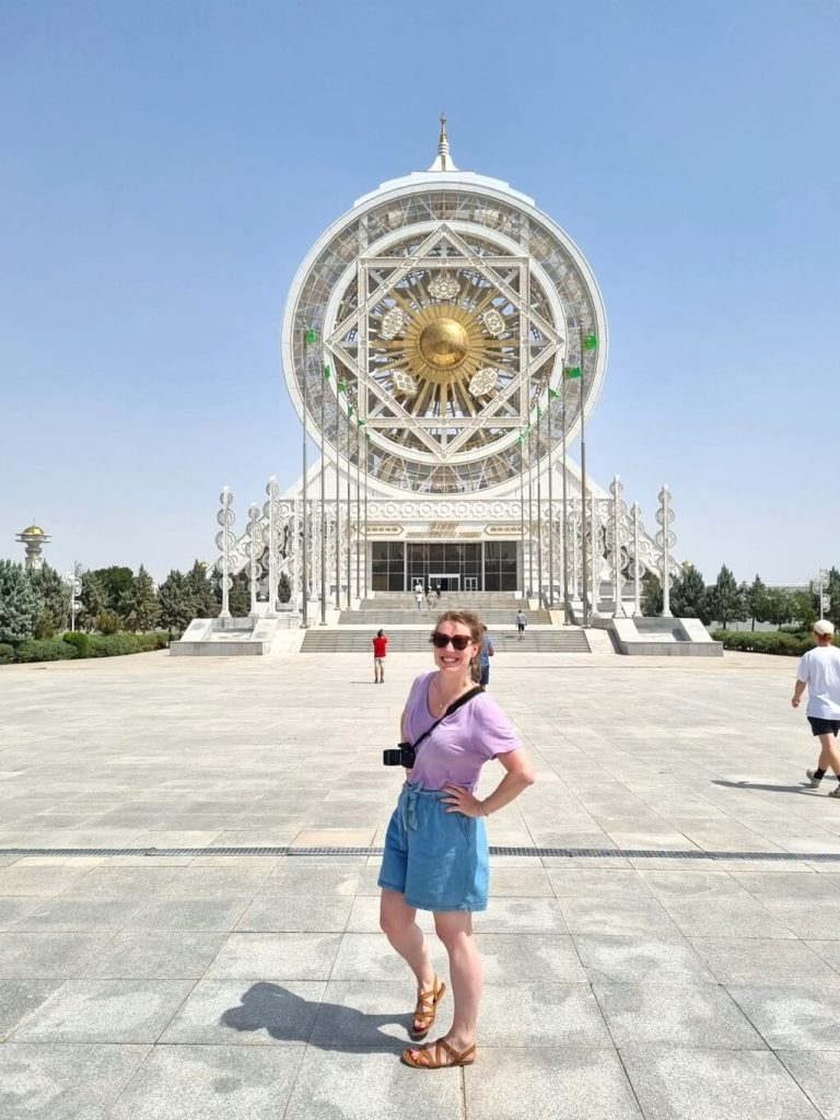 Ashgabat is bezaaid met groteske gebouwen