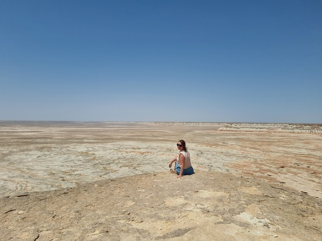 De horizon lijkt eindeloos ver weg in de Yangikala Kloof