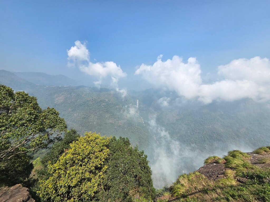 Vanaf Dolphin's Nose kun je de Catherine Falls zien