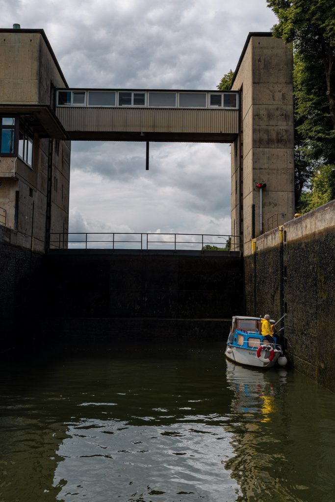 Een van de vele sluizen in de Neckar