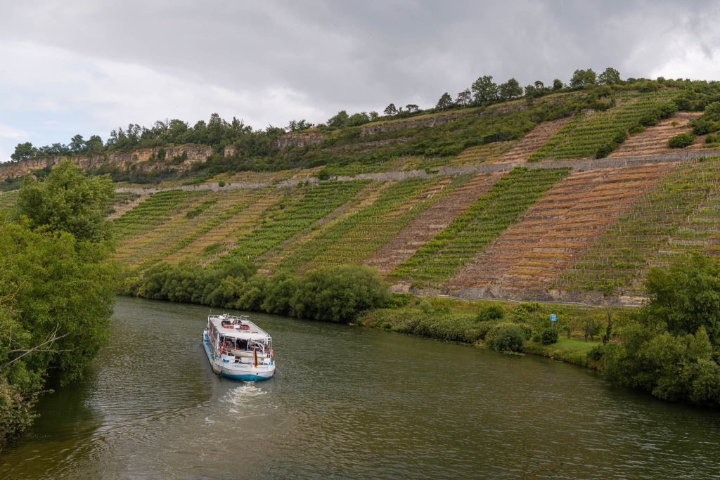 De MS Weinkönigin vaart weer verder op de Neckar
