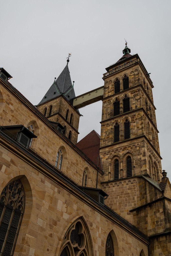 St. Dionys kerk met de brug tussen de torens