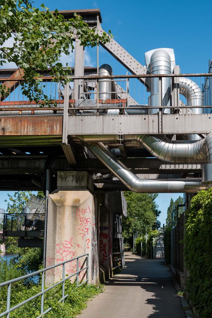 Fietsen langs pijpen van de Mercedes-Benz fabriek