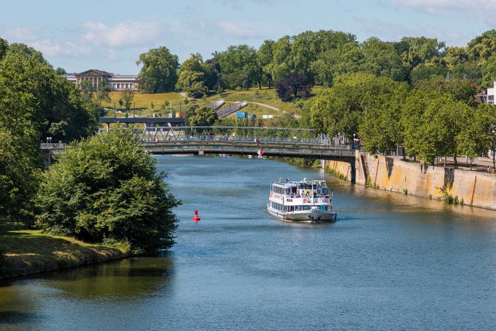 De Neckar bij het Wilhelmina park in Stuttgart