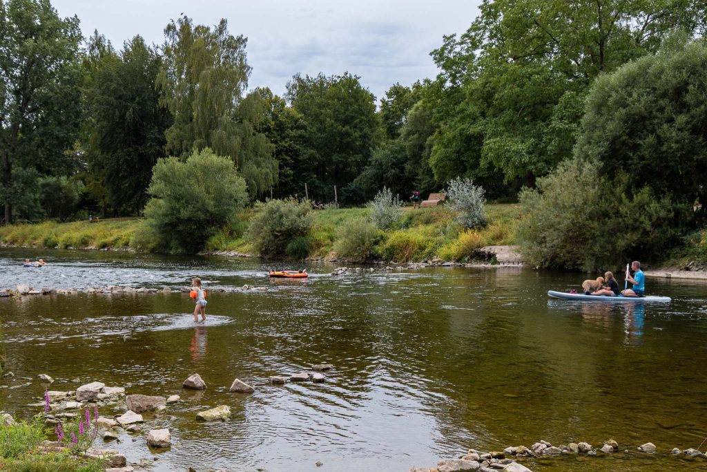 Rivier Sure langs Camping Echternacherbrück