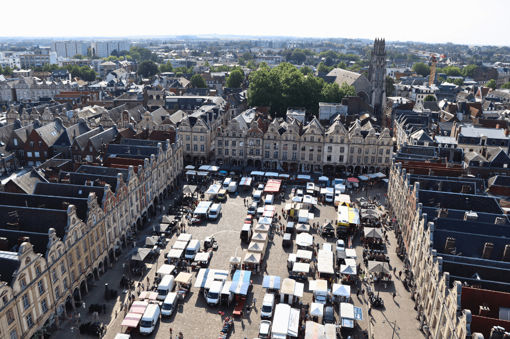 Uitzicht op het plein van Arras vanaf het Belfort