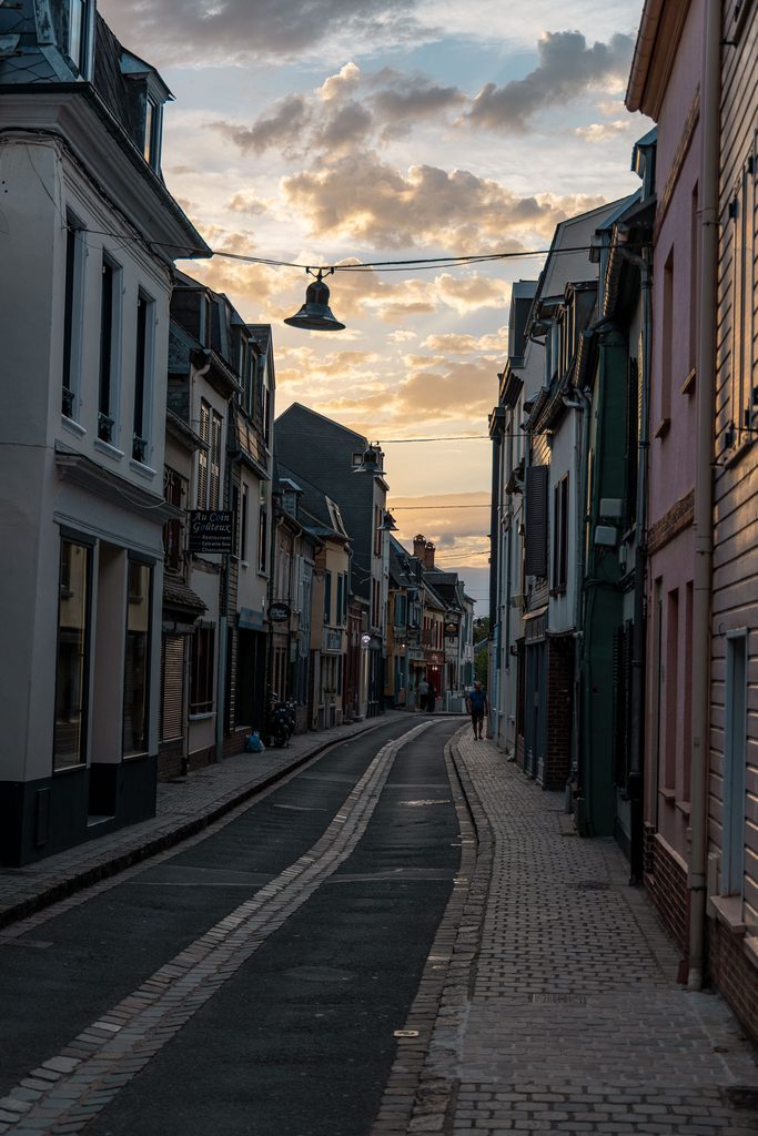 Straat in Saint-Valery-sur-Somme aan de baai van Somme