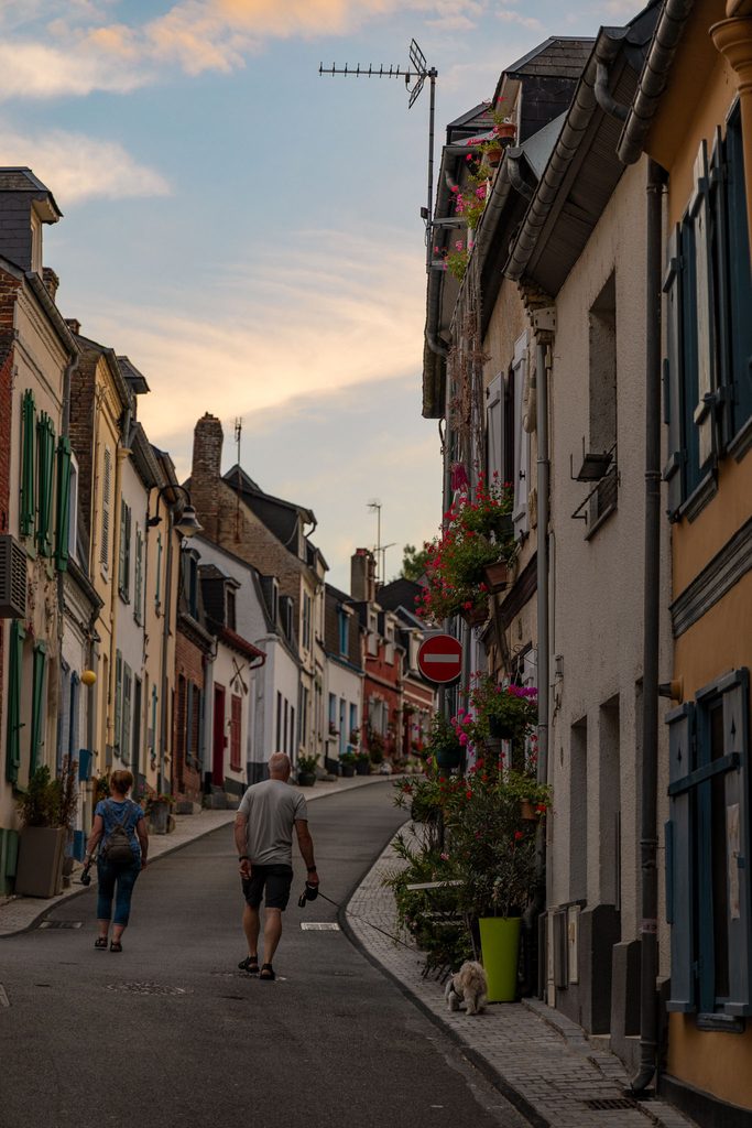 Straat in Saint-Valery-sur-Somme aan de baai van Somme
