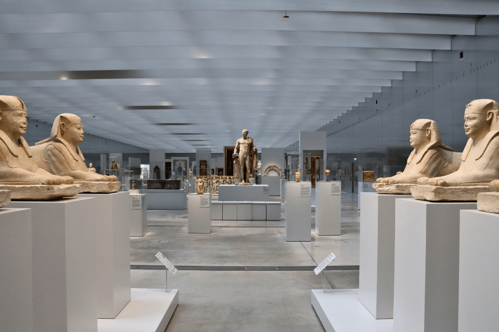 Wist je dat er ook een vestiging van het Louvre buiten Parijs is? In Lens, in het noorden van Frankrijk, staat Museum Louvre-Lens. Dit is een depot van het Louvre.