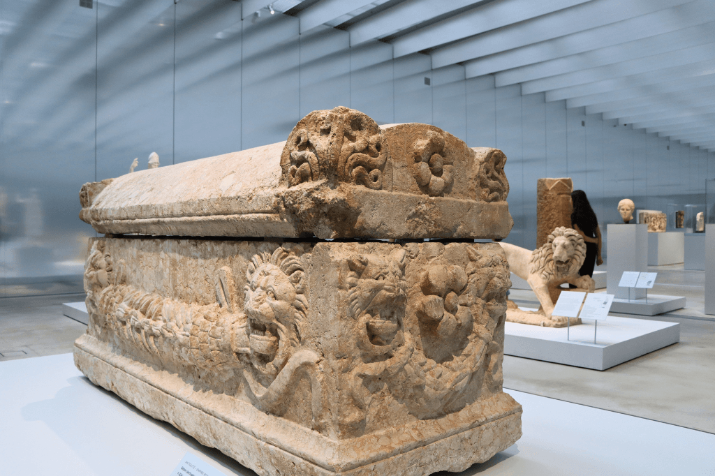 Een van de leuke dingen om te doen in het noorden van Frankrijk is een bezoek aan het museum Louvre-Lens, een depot van museum het Louvre.