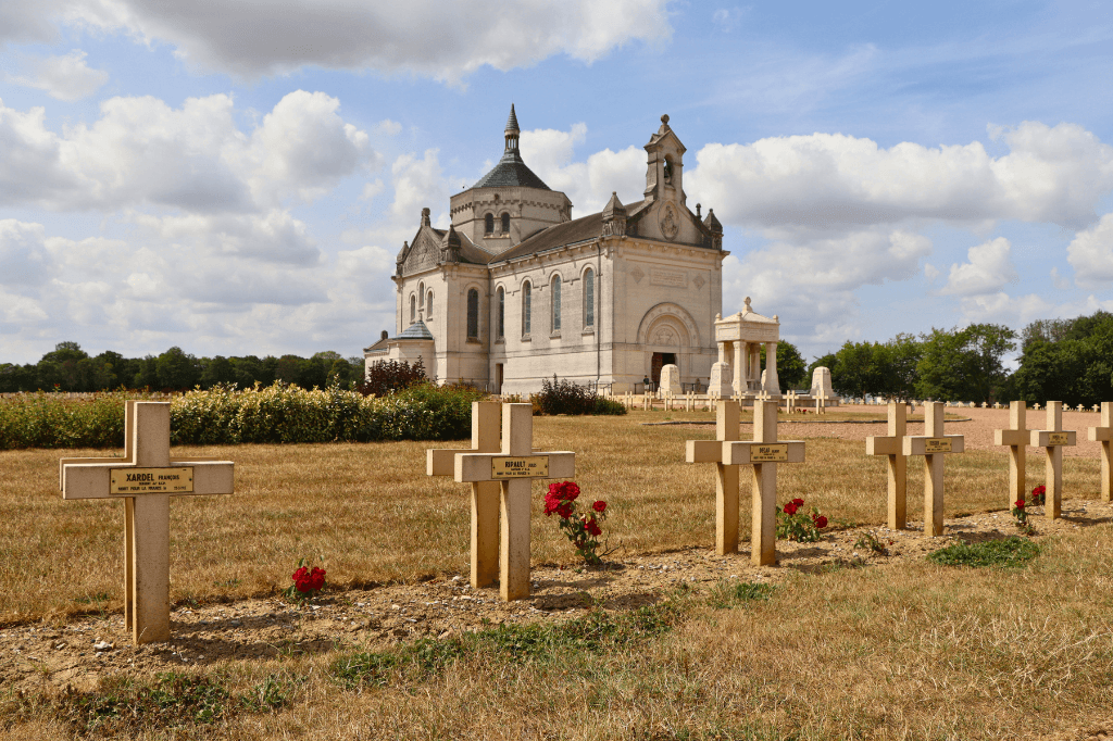 Dingen om te doen in het noorden van Frankrijk als je interesse hebt in geschiedenis: Notre-Dame-de-Lorette is de grootste militaire begraafplaats van het land