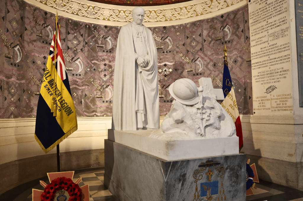 De kerk van de grootste militaire begraafplaats van Frankrijk is van binnen mooi om te zien