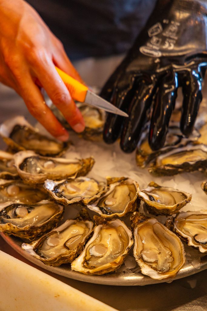 Oesters openmaken in Cap Ferret