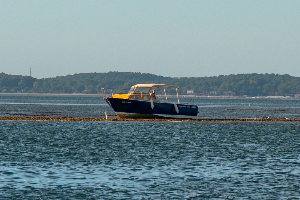 Vastgelopen boot in de baai van Arcachon